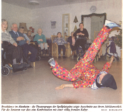 Breakdance im Altenheim - die Theatergruppe der Spellplatzp�nz zeigte Ausschnitte aus ihrem Jubil�umsst�ck. F�r die Senioren war dies eine Konfrontation mit einer v�llig fremden Kultur. BILD: BERGMANN