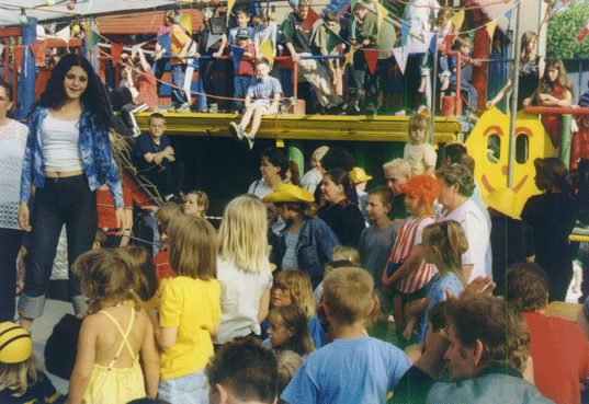 Publikum an der B�hne (Spieleburg) auf dem Spielplatz