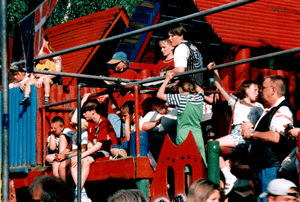 Spielburg unseres Spielplatzes - Gleichzeitig die Rang-Pl�tze von der B�hne